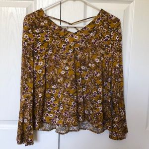 Flowered , cross back, flowy arms shirt!